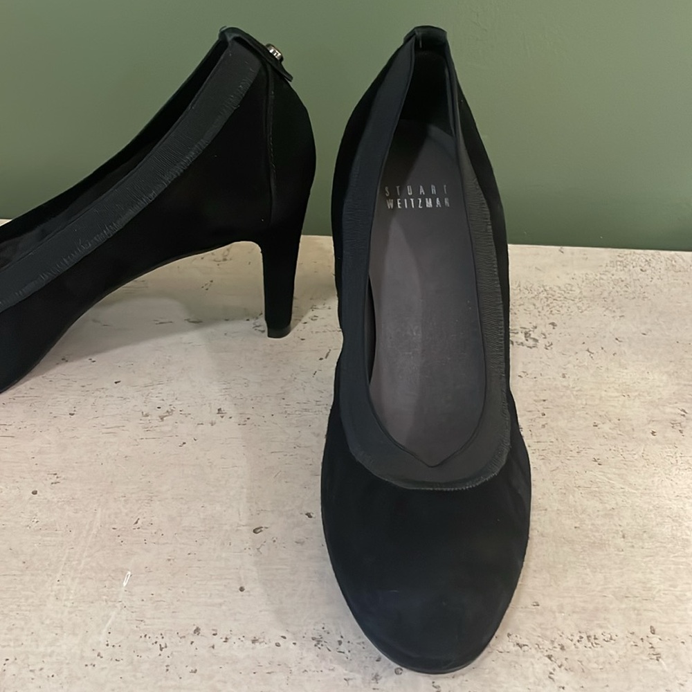 Stuart Weitzman perfect classic black pump. Comfort trim with elastic grosgrain
